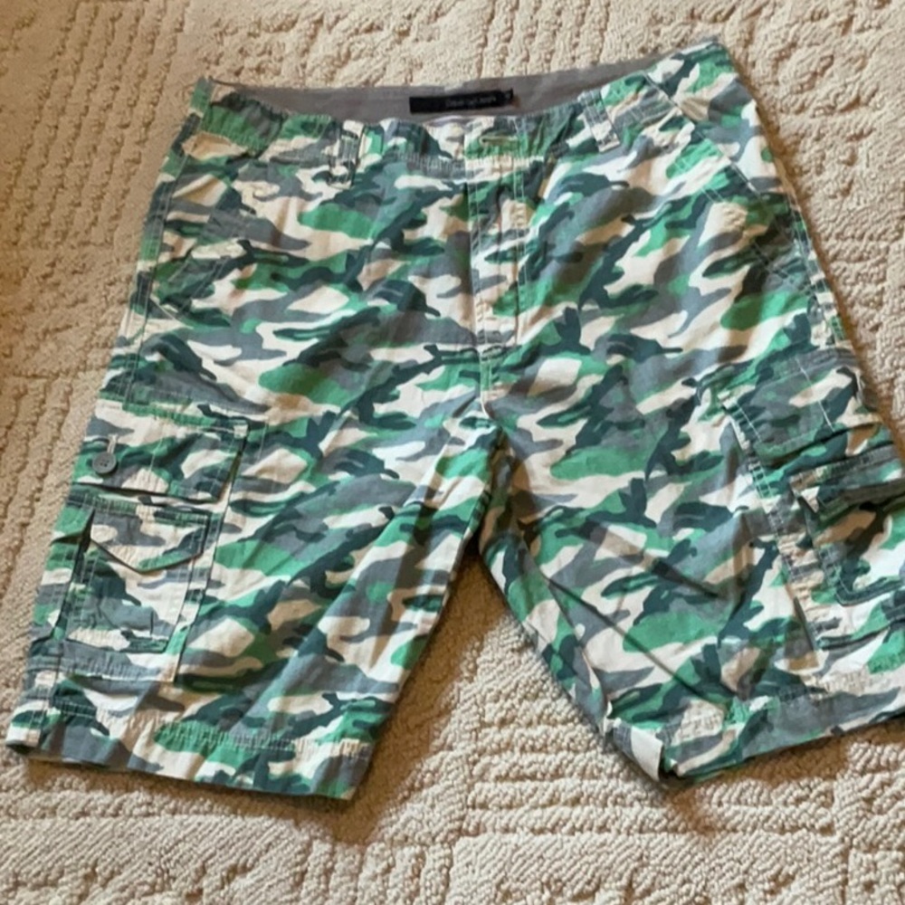 Calvin Klein Jeans Men’s Camo Cargo Shorts, size 33